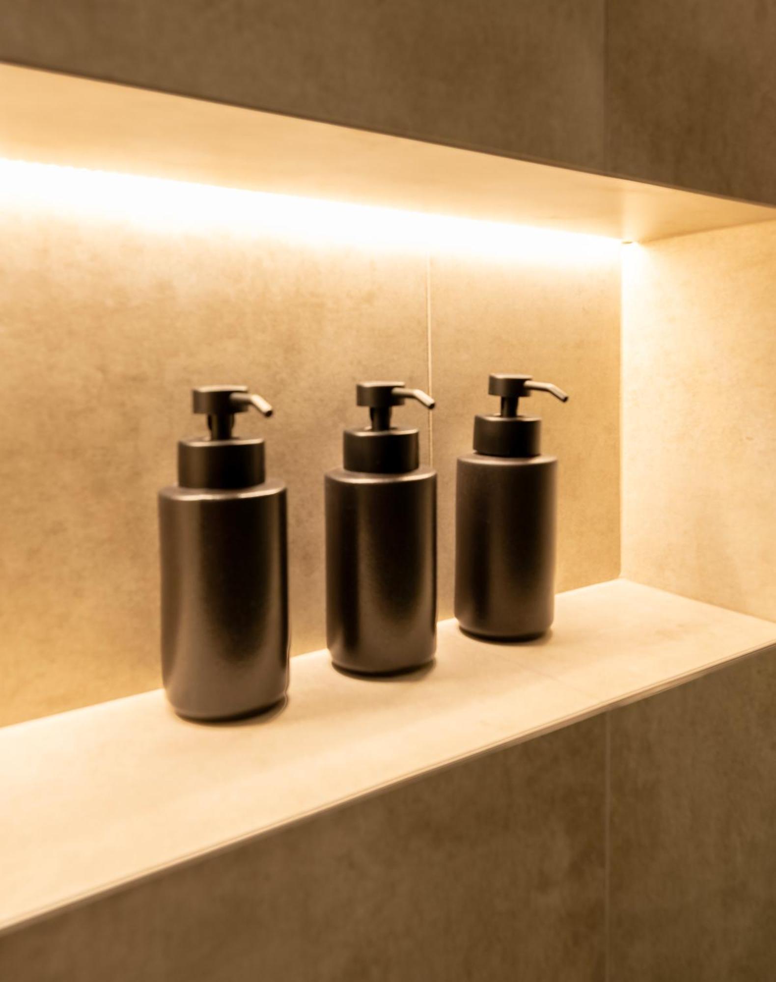 אתונה Derouse Eva Suite Jacuzzi & Sauna מראה חיצוני תמונה